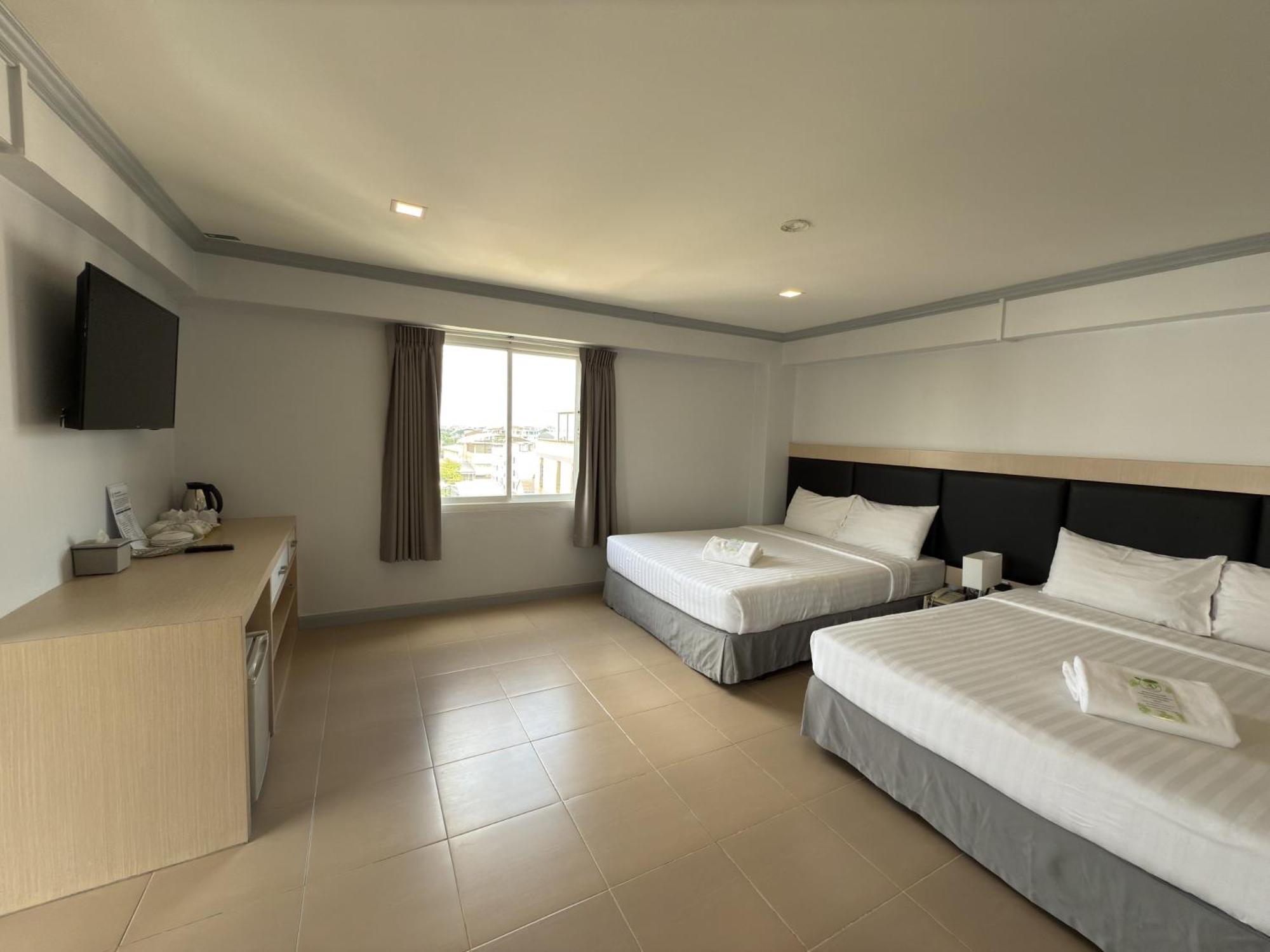 Regent Ngamwongwan Hotel Nonthaburi Esterno foto