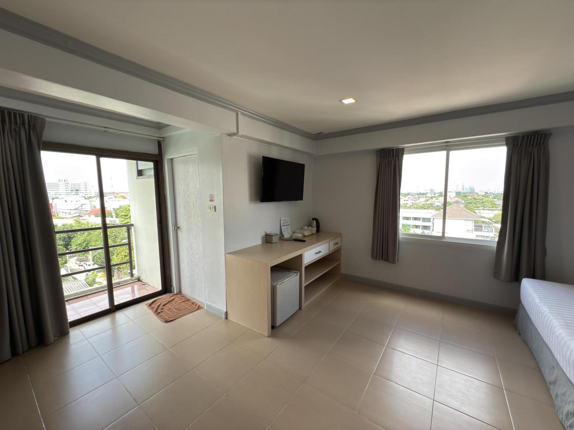 Regent Ngamwongwan Hotel Nonthaburi Esterno foto