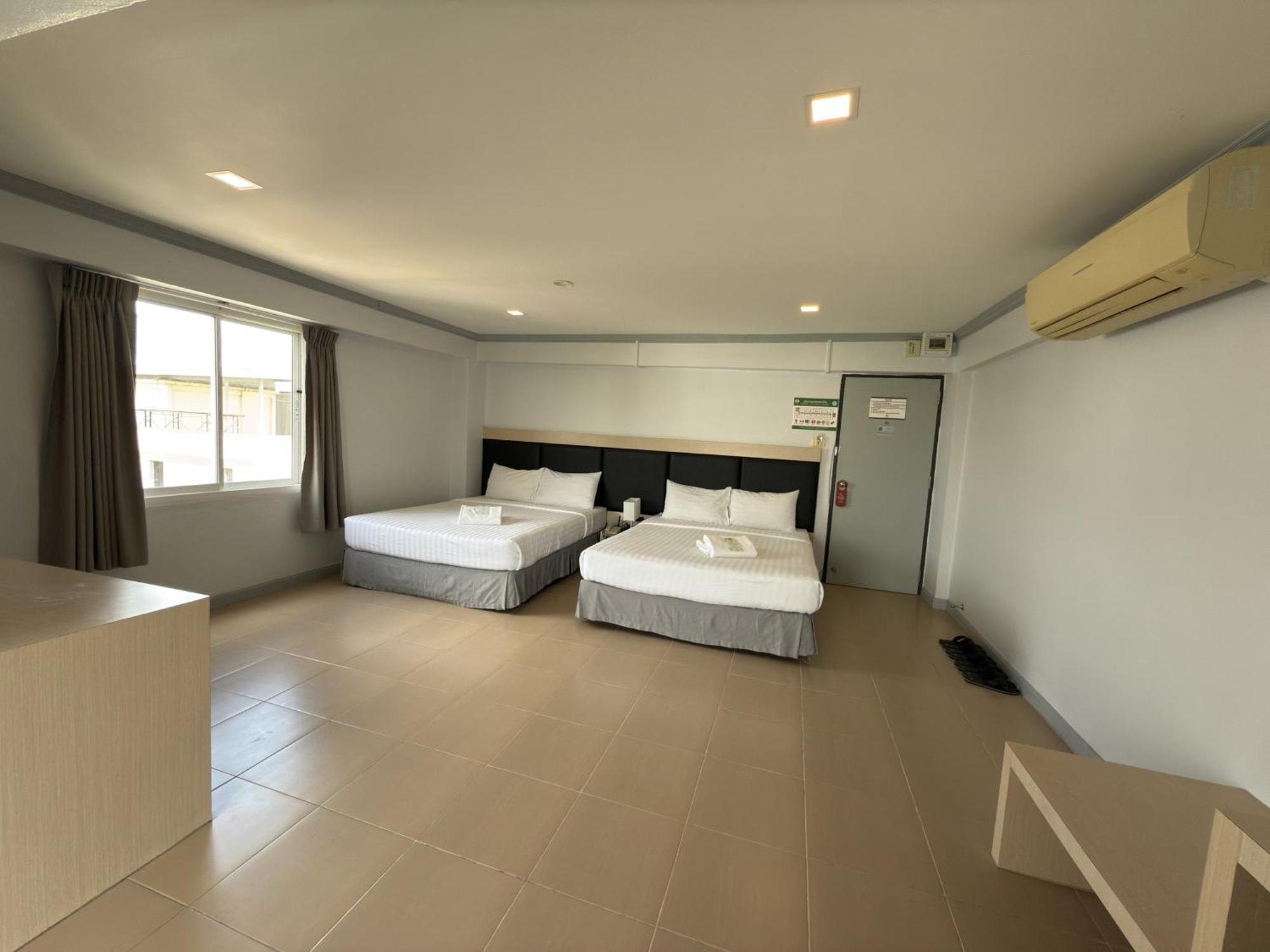 Regent Ngamwongwan Hotel Nonthaburi Esterno foto