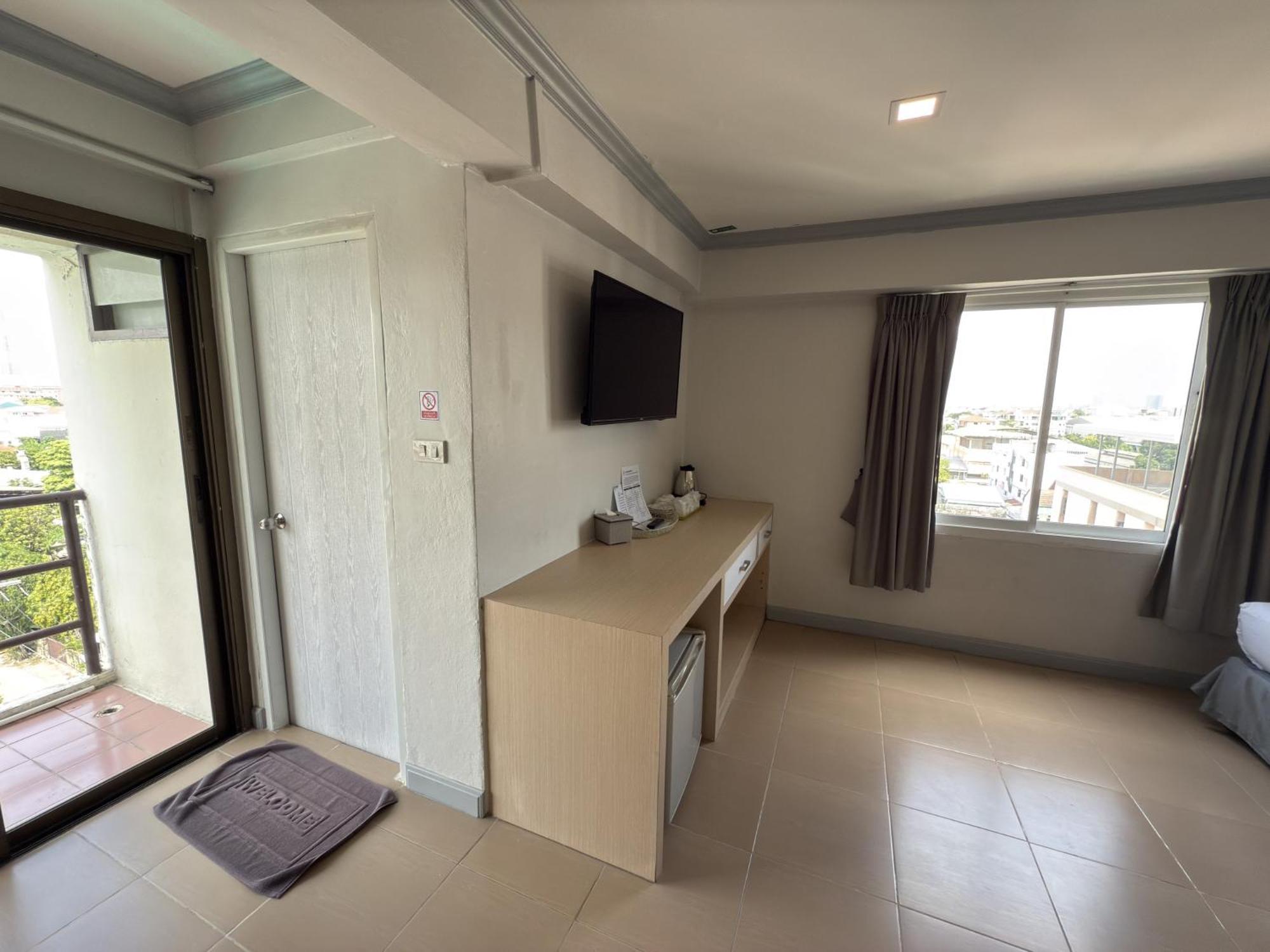 Regent Ngamwongwan Hotel Nonthaburi Esterno foto