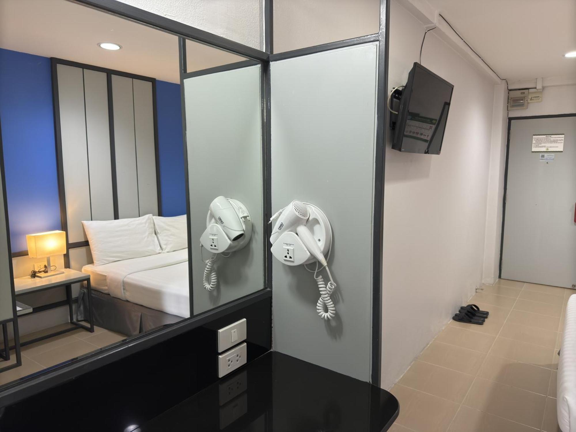 Regent Ngamwongwan Hotel Nonthaburi Esterno foto