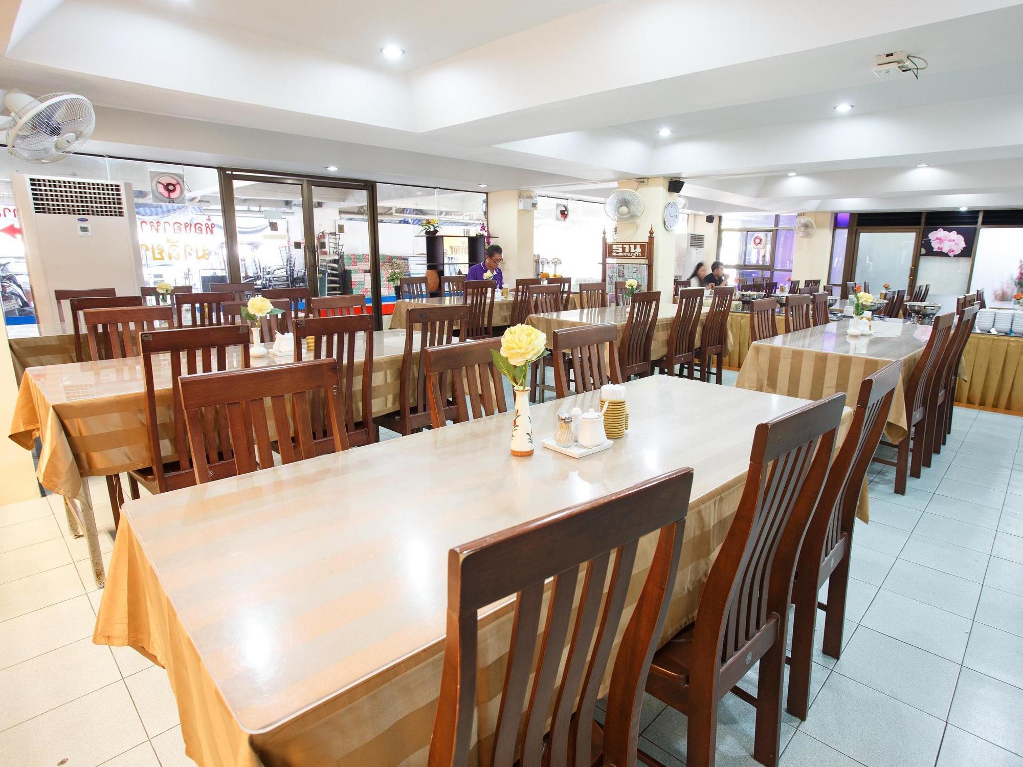 Regent Ngamwongwan Hotel Nonthaburi Esterno foto